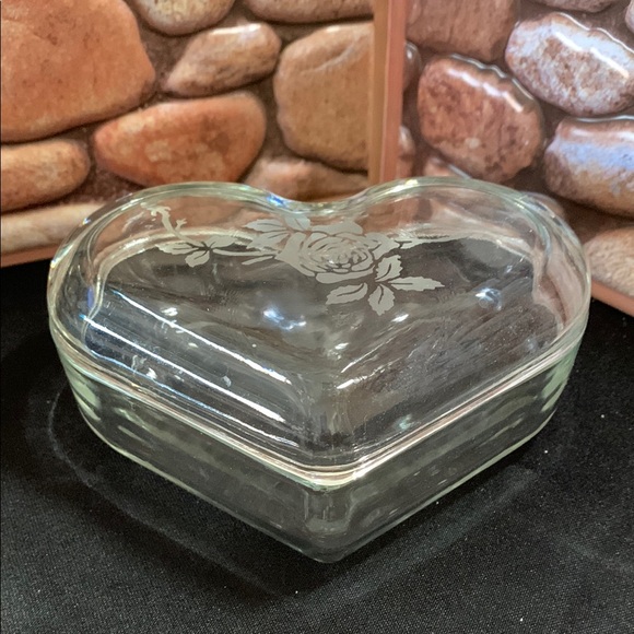 Glass Heart-Shaped Jewelry/Trinket Box with Lid & Floral Design - Picture 1 of 10